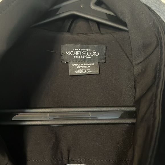 Woman’s spring jacket - Picture 2 of 3